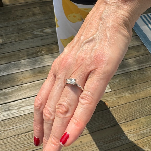 East West Trellis 1.08 carat simulated diamond ring. Size 9 - Picture 6 of 13